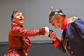 Neuberinhaus Reichenbach feiert Jubiläum: Was den Gästen Gänsehaut macht - Mit einem Handkuss begrüßte Kaiser Wilhelm II. (Jörg Teichmann) die Neuberin (Kerstin Zähringer) zur Eröffnungsveranstaltung des Projekts „Vom Kaiser zur Prinzipalin“ im Neuberinhaus.