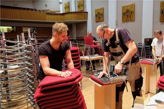 Neuberinhaus Reichenbach: Neue Polster für 500 Stühle - Severin Zähringer (links) vom Neuberinhaus mit Jürgen Külbel von Lieferant Brune Sitzmöbel aus Königswinter. 
