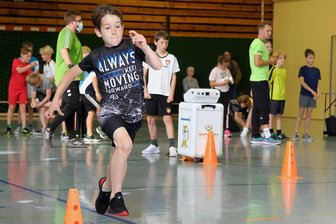 Neuberschule Reichenbach: Kindersprint weckt die Lust an Bewegung - 30 Jungen und Mädchen der 3. und 4. Klassen der Reichenbacher Neuberschule wetteiferten am Donnerstag beim Kindersprinttag auf dem in der Turnhalle aufgebauten Parcours.