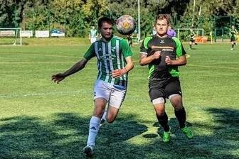Neudorf und Thalheim stürmen an Spitze - Fabian Werner (l.) und Tanne Thalheim II grüßen nach dem 1:0 in Niederwürschnitz (mit Bojan Pal) von der Tabellenspitze. 