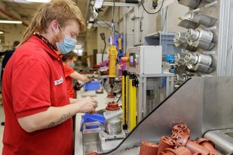 Neudorfer Elektrotechniker Mennekes strebt 200 Beschäftigte an - Mennekes ist vor allem mit seiner Steckerproduktion bekannt geworden. Danny Harnisch montiert hier Starkstromstecker 