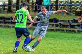 Neudorfer nutzen FSV-Zwangspause - Micha Huß (r.) - hier im Zweikampf gegen Tim Körner - erzielte das 1:0 für den SV Neudorf in Geyer. Am Ende es aber nur zu einem 1:1. 