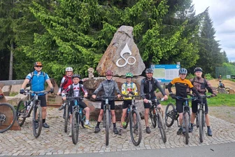 Neudorfer Skilangläufer erobern das Erzgebirge auf dem Rad - Gemeinsam nahmen Michael Wendler, Julia und Fabian Schumann, Jann Hoffmann, Jakob Wendler, Arndt Schumann, Timo Aßmann und Markus Wendler den Stoneman Miriquidi in Angriff.