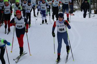 Neudorfer Skilangläufer räumen bei der Landesmeisterschaft ab - Jann Hoffmann vom SV Neudorf (r.) legte bereits kurz nach dem Start den Grundstein für seinen Sieg in der AK U 12. Auch sein Bruder Finn konnte sich über Gold im Sprintrennen freuen.