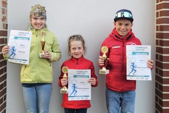 Neudorfer Skilangläufer sind auch auf fremden Terrain erfolgreich - Frida Dost, Emilia und Fabian Schumann (v. l.) sicherten sich jeweils den Gesamtsieg in ihrer Altersklasse beim Chemnitzer Laufcup.