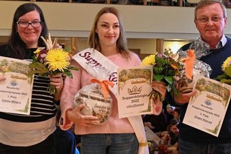 Neudorfer Suppenkönigin kocht ukrainischen Borschtsch - Im Kochwettbewerb während der Suppenkirmes in Neudorf überzeugten die Juroren die Suppen von Denise Witteck (3. Platz, links im Bild), Liliia Zhura-vel (1. Platz) und Jürgen Konrad (2. Platz). 
