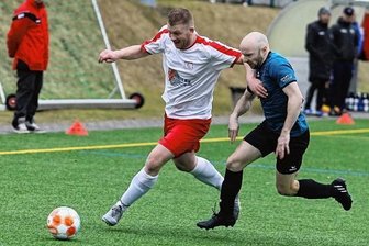 Neudorfer überzeugen mit Fairplay - Intensive Zweikämpfe - wie hier zwischen Neudorfs Ronny Schmiedel (l.) und Grünhains Matthias Meier - rückten im Spitzenspiel zeitweise in den Hintergrund.