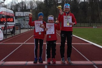 Neudorfer Wintersportler überzeugen auch ohne Ski und Schnee - Drei Goldmedaillen für den SV Neudorf: Lara Korb sowie Emilia und Julia Schumann (v. l.) absolvierten die Strecken in ihren Altersklassen am schnellsten.