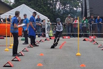 Neudorfer zeigen sich auf Inlinern vielseitig - Timo Aßmann zeigt, was er auf Inlinern beim Slalom kann. Er kam auf Platz 8.