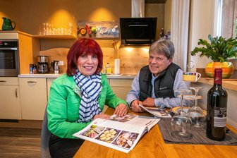 Neue 5-Sterne-Unterkunft im Erzgebirge: Marke Eigenbau zahlt sich für Olbernhauer Familie aus - Dina und Jürgen Walther in der Küche ihrer 5-Sterne-Unterkunft.