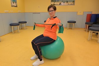 Neue Adipositas-Therapie in Zwickau: Wie eine Zwickauerin ein 30 Kilo leichteres Leben genießt - Den Spaß an der Bewegung hat Katja Möckel beim Sportkurs wiedergefunden - und traut sich auch ins Fitness-Studio.