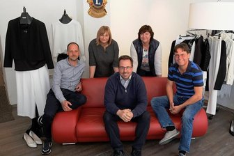 Neue Adresse, neue Ideen: Reichenbacher Lions öffnen Ladenlokal jetzt regelmäßig - Für dieses rote Sofa haben die Lions eine besondere Idee. Doch vorerst können auf der Couch Kundinnen des nächsten Pop-ups Platz nehmen. Für Donnerstag laden die Lions Martina Müller und Cornelia Schaller sowie Jan Forbriger, Mathias Kleinert und Uwe Heimrath (von links) ein.
