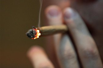 Neue Ära im Drogenkonsum: Rochlitzer begrüßt grünes Licht fürs Kiffen - Eine Tüte drehen und diese dann rauchen, das soll in Deutschland bald legal möglich sein. Konsumenten aus der Region begrüßen die Entscheidung des Kabinetts, die eine teilweise Legalisierung von Cannabis vorsieht.