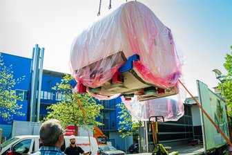 Neue Ära in der Radiologie: Neuer MRT in Mittweida ermöglicht schnellere und detaillierte Diagnosen - Der neue MRT wurde am Dienstagmittag per Kran ins Klinikgebäude überführt.