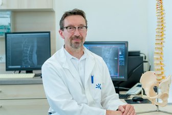 Neue Ärzte am MVZ des Erzgebirgsklinikums: Neurochirurgische Sprechstunde in Olbernhau - Dr. Dirk Tenckhoff hält in der alten Post in Olbernhau Sprechstunde.