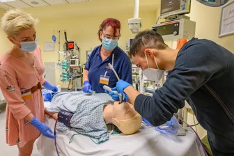Neue Ärzte, made in Chemnitz: Erster Medizinstudium-Jahrgang der Stadt absolviert Examensprüfung - Das Skills Lab im Klinikum, ein Medizinisches Simulations- und Trainingszentrum, gehört mit computergesteuerten Dummys zur Ausstattung des Chemnitzer Studiengangs.