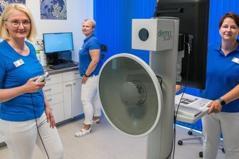 Neue Ärzte und Augendiagnostik ziehen ins MVZ Marienberg - Dr. med. Kathrin Kreuter (l.) behandelt seit Freitag Patienten im MVZ. Zum Team der Fachärztin für Dermatologie, Allergologie und medikamentöse Tumorbehandlung gehören Anja Ullmann (r.) und Jessica Müller.
