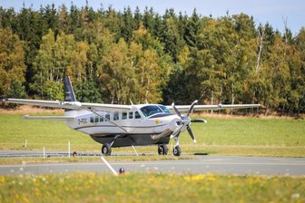 Neue Airline nimmt Flugtaxi-Betrieb am Flughafen Hof-Plauen auf: Wie es funktioniert, was es kostet, und wohin es geht - Die gecharterte Cessna Grand Caravan von Fly-V am Montag auf dem Flughafen Hof-Plauen: Die ersten Gäste kamen aus Mönchengladbach.
