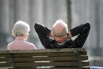 Neue Altersgrenzen und mehr Steuern: Das alles ändert sich 2024 bei der Rente - Die Renten sollen zum 1. Juli erneut steigen.