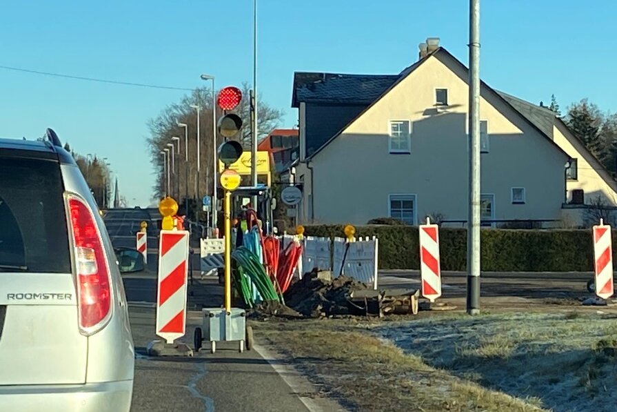 In Mittweida ist die Chemnitzer Straße direkt am Ortseingang seit Mittwoch nur noch halbseitig befahrbar. Eine Ampel regelt den Verkehr.