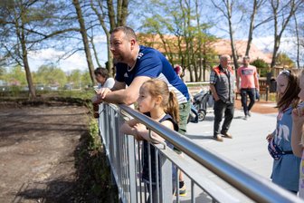 Neue Anlage im Freiberger Tierpark eingeweiht - Dirk Bellmann und Tochter Emma gehörten zu den ersten Gästen auf der neuen Terrasse.