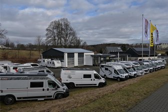 Neue Anlaufstelle für Camper im Erzgebirge: Hier entsteht ein Wohnmobilcenter - In Schneeberg entsteht das Wohnmobilcenter Erzgebirge. Dafür wird das seit 2019 leer stehende ehemalige Ford-Autohaus genutzt.