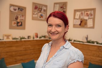 Neue Anlaufstelle für werdende Eltern in Oelsnitz: Hebammen-Praxis füllt Angebotslücke - Hebamme Maria Wilfert aus Eichigt hat sich mit einer Praxis an der Grabenstraße 42 in Oelsnitz niedergelassen.