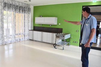 Neue Anlaufstellen in Chemnitz für Kinder und Jugendliche in Krisen - Bereichsleiter Robert Görlach im neuen Speiseraum der Inobhutnahmestelle auf der Chopinstraße. Die restlichen Möbel werden demnächst geliefert.