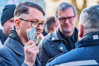 Neue Anzeige wegen Hakenkreuz-Aufkleber: "Die Partei" legt sich in Aue mit Justiz an - Vor der Demonstration hatte Tom Rodig den Polizisten den Hakenkreuz-Sticker gezeigt. Die Beamten verboten das Verteilen. Als der Aufkleber nach der Demo als Satireaktion übergeben wurde, griff die Polizei ein.