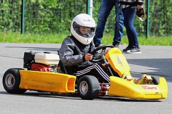 Neue Asphaltflitzer gesucht - Seine Premiere feierte am Samstag der 13-jährige Moritz Böhme aus Schönbrunn, der sich erstmals im Kartfahren probierte.