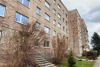 Neue Asylunterkunft in Zwickau: Heftige Debatte im Kreistag - Der Wohnblock in der Heisenbergstraße in Eckersbach steht aktuell leer. Hier sollen ab Juni Asylsuchende einziehen.