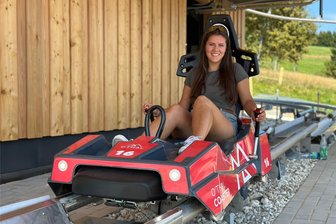 Neue Attraktion am Fichtelberg: Termin für Eröffnung des „O′thal Coasters“ steht fest - Alles bereit für den Start: Marie-Theres Stengl in einem Schlitten der neuen Allwetterrodelbahn. Foto: Erik Schulze/LGO