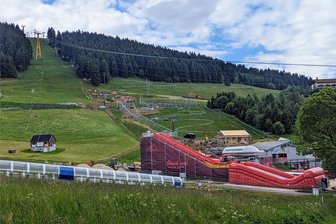 Neue Attraktion am Fichtelberg: Warum es Kritik gibt - Nach Ansicht einiger Oberwiesenthaler zerstört die neue Freizeitanlage das Landschaftsbild am Fichtelberg. Ein ähnliche Kritik gab und gibt es auch am Alpine Coaster, der als weitere Attraktion gerade oberhalb des „Adventure Jump & Slide Parks“ gebaut wird.