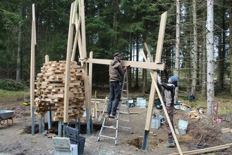 Neue Attraktion auf Eckis Naturlehrpfad in Schöneck - Christoph Meusel (links) von der Firma Spiel-Ahoi Vogtland mit seinem Mitarbeiter Aaron Smukalla beim Aufbau des Kobels.