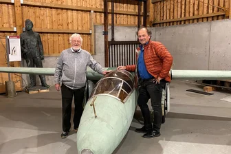 Neue Attraktion im Deutsch-Deutschen Museum in Mödlareuth - Gerhard Wagner (links) hat dem Grenzmuseum in Mödlareuth sein Fluchtflugzeug als Dauerleihgabe zur Verfügung gestellt - nicht nur zur Freude von Museumsleiter Robert Lebegern.