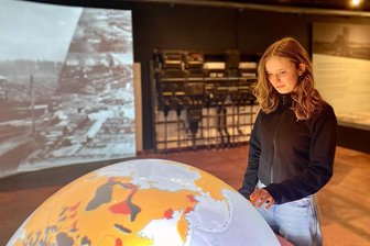 Neue Attraktion im Erzgebirge: Wie schlägt sich die Kohlewelt im Familientest? - Clara Bretschneider vor der beleuchteten Weltkugel im Erdgeschoss des Museums. Sie ist aber nicht nur von der optischen Aufmachung der Kohlewelt begeistert.