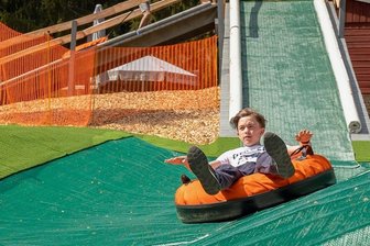 Neue Attraktion im Waldpark Grünheide: Jetzt freie Fahrt auf der Rutschanlage - Wer den Geschwindigkeitskick liebt wie der zwölfjährige Alex Brehm ist auf der Tubing-Anlage genau richtig. Der Sechstklässler aus einem Gymnasium in Sonneberg hatte dort riesigen Spaß. 