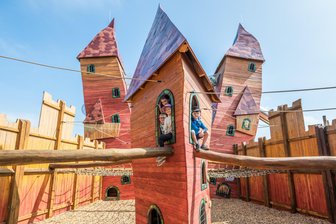 Neue Attraktion in Wurzelrudis Erlebniswelt im Erzgebirge öffnet: Erste Gäste erobern Seedorf mit Schloss - Kinder der 1. Klasse der Grundschule Eibenstock durften als Erste die neuen Attraktionen erobern. Auf dem Foto zu sehen ist das neue Schloss von Wurzelrudi.