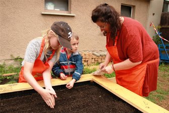 Neue Attraktion mitten in Lengenfeld: Mitmachgarten hat seine Pforten geöffnet - Katharina Barth zeigt Timon (7) und Lukas (4), wie man Feldsalat sät.