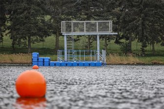 Neue Attraktion schwimmt im Stausee Rabenstein - Der neue Sprungturm wartet schon auf Mutige. Vor dem 28. April wird es aber nichts.