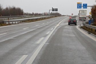 Neue Auffahrt auf B 93: Warum die Linie durchgezogen ist - Auf der Fahrbahn befindet sich eine durchgezogene Linie. Deshalb dürfen Autos nicht direkt auf die B 93 fahren. Sie müssen auf der Spur, die zur Autobahn führt, bleiben. 