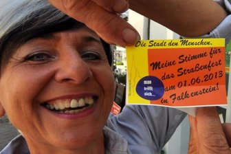 Neue Aufkleber werben für Falkensteiner Straßenfest - Die Falkensteiner Gewerbetreibenden wollen für den Erhalt des Straßenfestes in seiner jetzigen Form kämpfen. Seit Dienstag gibt es in den Geschäften Aufkleber zu kaufen, Ines Nestmann klebt ihn an die Tür ihres Lotto-Ladens in der Schlossstraße.