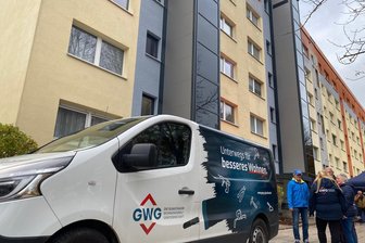 Neue Aufzüge für Sachsenallee-Block in Glauchau: Wie sich die Investition auf die Miete auswirkt - Blick zum Block „Am Sportpark 14 bis 24“ in Glauchau: Die GWG, die Vermieter ist, gibt rund 650.000 Euro für die neuen Aufzüge aus.