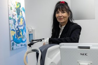 Neue Augenärztin im Erzgebirge: Praxis am Fichtelberg bietet mehr als Standarduntersuchung - Die international renommierte Medizinerin Dr. Sylvia Paulig hat am Fichtelberg eine neue Augenarztpraxis eröffnet. Oberwiesenthal ist ihr vierter Standort nach Berlin, Abu Dhabi und Riad.