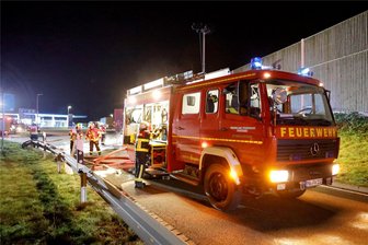 Neue Ausrüstung für Garnsdorfer Feuerwehr: Einweihung des Einsatzleitwagens - Feuerwehreinsatz an der Autobahn 4: Auch die Garnsdorfer Wehr war gefordert. Am Wochenende wird aber gefeiert.