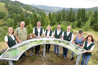 Neue Aussichtstafel auf Berggipfel, „Zwosch!“ und Bierdeckel-Derby sorgen für Stimmung im Vogtland - Am Samstagvormittag wurde auf dem Schieferberg eine Aussichtstafel eingeweiht.
