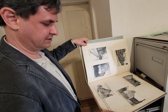 Neue Ausstellung: Als Erich Honecker Burg Schönfels besuchte - Burgdirektor Stefan Wünsch blättert in einem der Fotoalben, die auf der Burg lagern.