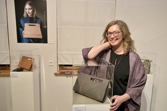 Neue Ausstellung auf Schloss Wildenfels: Malerei, Mode und Design aus Chemnitz - Designerin Kathia Halama in der Ausstellung auf Schloss Wildenfels.