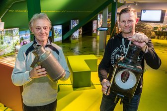 Neue Ausstellung im Erzgebirge zeigt Einblick in Industrie- und Bahngeschichte - Haben die Informationen für die Ausstellung in Grünhain-Beierfeld zusammengetragen: Frank Fischer (l.) und André Krüger.