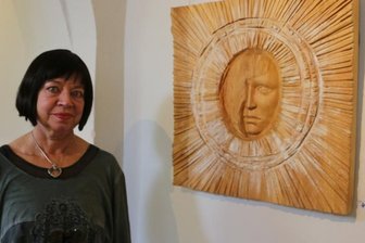 Neue Ausstellung im Kreuzgewölbe - "Ein Teil bleibt bei mir" hat Ilona Schlupeck dieses 2016 entstandene Bild aus Lindenholz genannt. Ihre Ausstellung im Schloss Leubnitz ist bis 30. Oktober zu besichtigen.